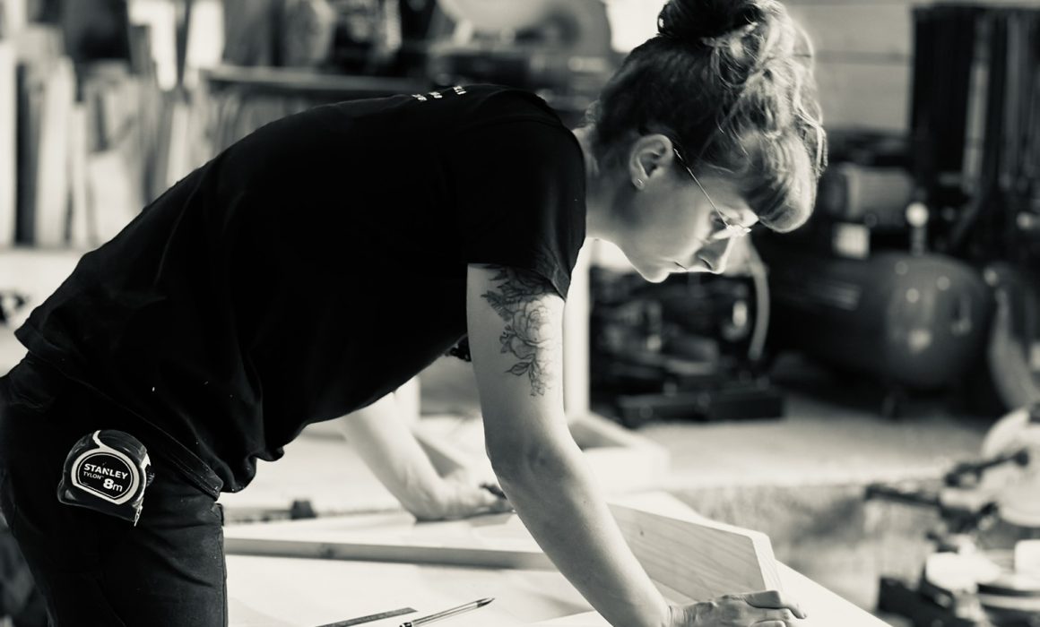 Camille Mollicone, menuisier en sièges, travaillant à l'Atelier MC sur un prototype de fauteuil à tapisser
