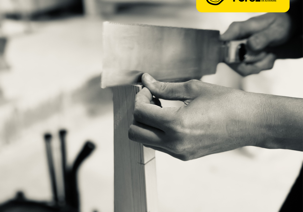 Cette image montre les mains de l'artisan qui travaille sur un piètement de fauteuil