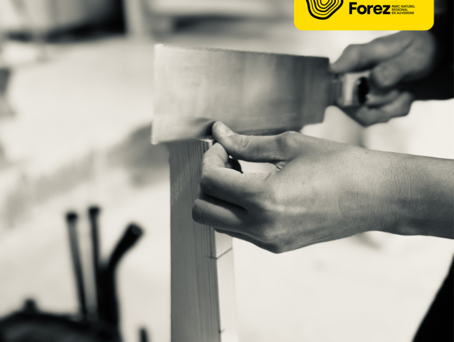 Cette image montre les mains de l'artisan qui travaille sur un piètement de fauteuil